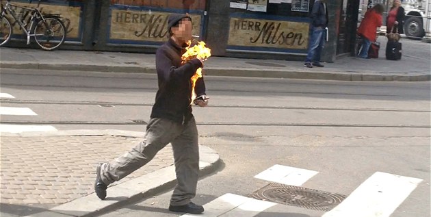 Hořící muž před budovou soudu v norském Oslu (15. května 2012)