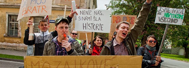 Studenti hradecké univerzity demonstrovali za záchranu historického dláždění z...