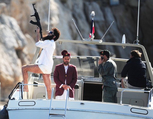 Sacha Baron Cohen p�ijel do hotelu v Cannes jako Diktátor.
