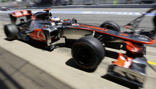 ZA �SP�CHEM. Jenson Button z t�mu McLaren p�i tr�ninku na Velkou cenu