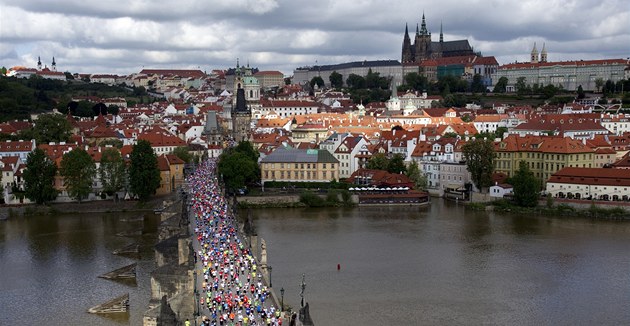 ÚCHVATNÁ KULISA. Pražský maraton provedl běžce mnoha pozoruhodnými kouty české