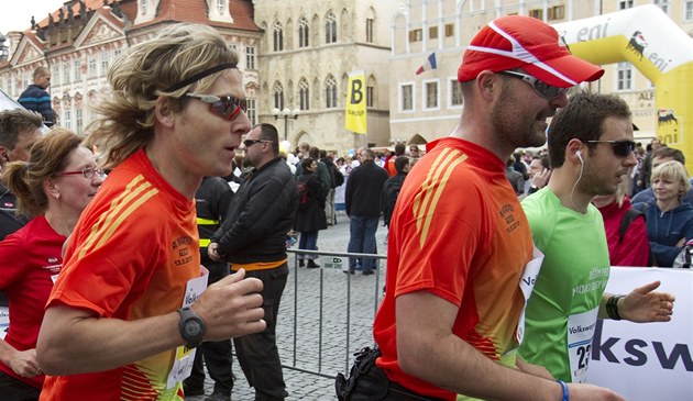 SLAVNÝ FOTBALISTA. Pavel Nedvěd na trati Pražského maratonu