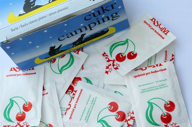 Pytlíčky kempinkového cukru byly opatřeny logem a heslem KSČM.