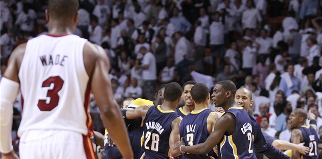 Basketbalist� Indiany Pacers slav� v�hru na palubovce Miami Heat. P�ihl�� tomu