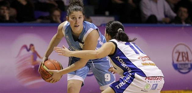 Michaela Muchová (vlevo) v dresu Karlových Varů proti Darině Mišurové coby