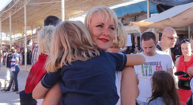 Vendula Au� Svobodov� na trhu s keramikou v marock�m Agadiru. Syn Jakub j�