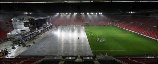 Dva dni p�ed koncertem u� byl stadion v pra�sk�m Edenu k nepozn�n�.