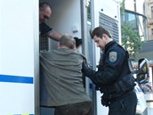 Mu� se sotva dr�� na nohou, je �pinav� a potlu�en� v obli�eji. Str�n�ci jej