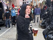 Anarchisté protestovali proti zadluženosti lidí.