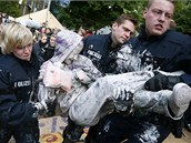 N�mecká policie rozbila tábor demonstrant�, kte�í n�kolik m�síc� kempovali u...