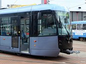 Nov� tramvaj je dlouh� t�m�� 23 metr� a zhruba v polovin� ji rozd�luje kloubov�