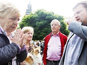 Náměstek primátorky Martin Bílek (vpravo). Demonstrace proti kácení v Tyršových