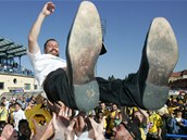 Fotbalist� FC Vyso�ina v euforii h�zej� tren�ra Romana Pivarn�ka (19. kv�tna