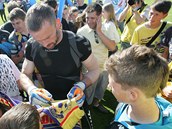 Brank�� Jarom�r Bla�ek podepisuje fandovsk� ��ly po postupu FC Vyso�ina do...