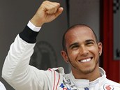 P�ED�ASN� RADOST. Po kvalifikaci se Lewis Hamilton radoval z v�t�zstv�. Pozd�ji byl diskvalifikov�n.