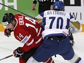 Kana�an Jordan Eberle (vlevo) bojuje o puk s Vladislavem Kolesnikovem z