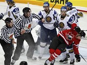 Kana�an Luke Schenn (v �erven�m) pad� p�ed br�nou Kazachst�nu.