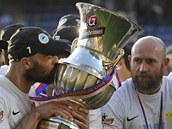 OSLAVY MŮŽOU ZAČÍT. Fotbalisté Liberce (zleva) Gebre Selassie, Nezmar a Štajner