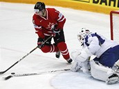 V �ANCI. Kana�an Jordan Eberle zkou�� p�ekonat Vitaliho Kolesnika z Kazachst�nu.