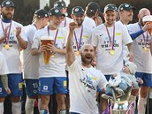 S POHÁREM. Liberečtí fotbalisté se radují ze zisku mistrovského titulu.