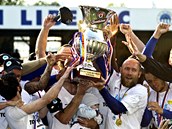 OSLAVY S POH�REM. Libere�t� fotbalist� se raduj� ze zisku mistrovsk�ho titulu.