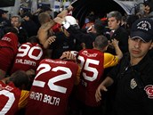 Fotbalist� Galatasaray Istanbul se po vyhran�m z�pase proti Fenerbahce ut�kaj�