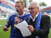 Olomoucký kapitán Radim Kučera (vlevo) spolu s trenérem Petrem Uličným děkují