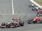 Lewis Hamilton s mclarenem v �ele vl��ku ve Velk� cen� �pan�lska.