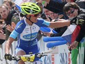Bikerka Kateřina Nash se při průjezdu cílem závodu SP v Novém Městě na Moravě