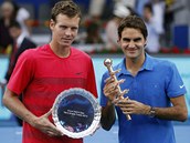 Pora�en� Tom� Berdych (vlevo) a v�t�z Roger Federer po vz�jemn�m utk�n� ve