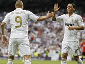 G�LOV� OSLAVA. Karim Benzema (vlevo), �to�n�k Realu Madrid, se ze sv�ho g�lu