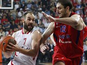 Vassilis Spanoulis z Olympiakosu (vlevo) se sna�í p�ejít p�es bránícího Nenada