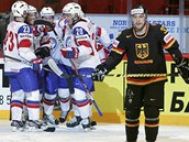 Hokejist� Norska se raduj� z jednoho z g�l� do n�meck� branky. Nakonec vyhr�li