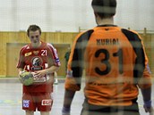 Házenkář Dukly Miloslav Sýkora (vlevo) se chystá k trestnému hodu, proti němu Házenkář Dukly Miloslav Sýkora (vlevo) se chystá k trestnému hodu, proti němu