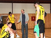 Trenér basketbalistů Podolí Martin Jelínek udílí pokyny během zápasu s Uherským