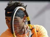 PR�SKNU DO TOHO. Rafael Nadal se soust�ed� na odehr�n� m��ku v z�pase s