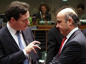 Britský ministr financí George Osborne (vlevo) p�i rozhovoru se �pan�lským