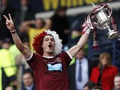 �esk� fotbalista Rudolf Sk�cel slav� se sv�mi spoluhr��i z Hearts triumf ve