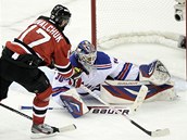 G�lman Henrik Lundqvist z New York Rangers st�e�� svoji branku p�ed n�jezdem