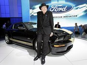 Legend�rn� z�vodn�k a konstrukt�r Carroll Shelby p�zuje u speci�ln� edice Fordu...