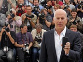 Cannes 2012 - Bruce Willis si na sv�j telefon fotí fotografy