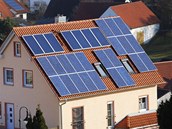 Solární panely na st�e�e rodinného domu (ilustra�ní snímek)