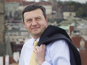 "Kdy� chce n�kdo investovat v�echen majetek do zlata, vymluv�me mu to," ��k� bank�� Ale� �ern�.
