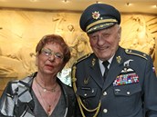 Válečný hrdina Zdeněk Škarvada s manželkou v hrabyňském památníku.