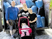Rodina Kráčalíkova a zhruba šest tun vršků z PET lahví, které pomohly malé