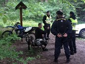 Policie p�i z�tahu v Beskydech s motork��em, kter� se sna�il uniknout.