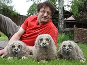Chovatel Josef Judas ze Staré Vsi nad Ondřejnicí a výří mláďata. Čtvrté už