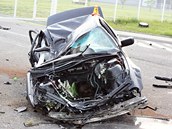 Zdemolované BMW po nárazu do autobusu v No�ovicích, z trosek vylezl �idi� jen s