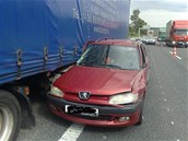 Peugeot z�stal po nehod� zakl�n�n� pod kamionem (14.5.2012)