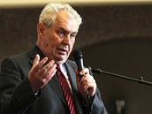 Milo� Zeman p�i p�edn�ce student�m na Pr�vnick� fakult� Univerzity Karlovy